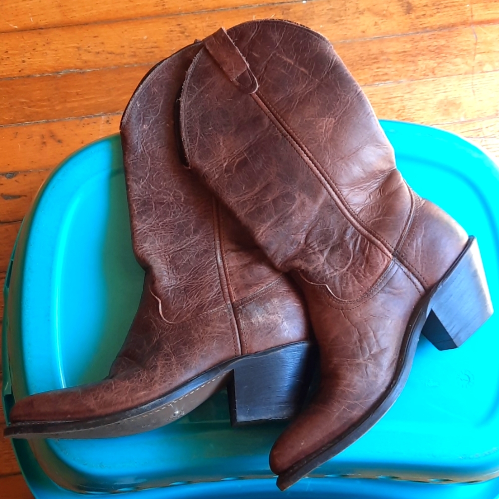 NWOT! DISTRESSED LEATHER COWBOY BOOTS